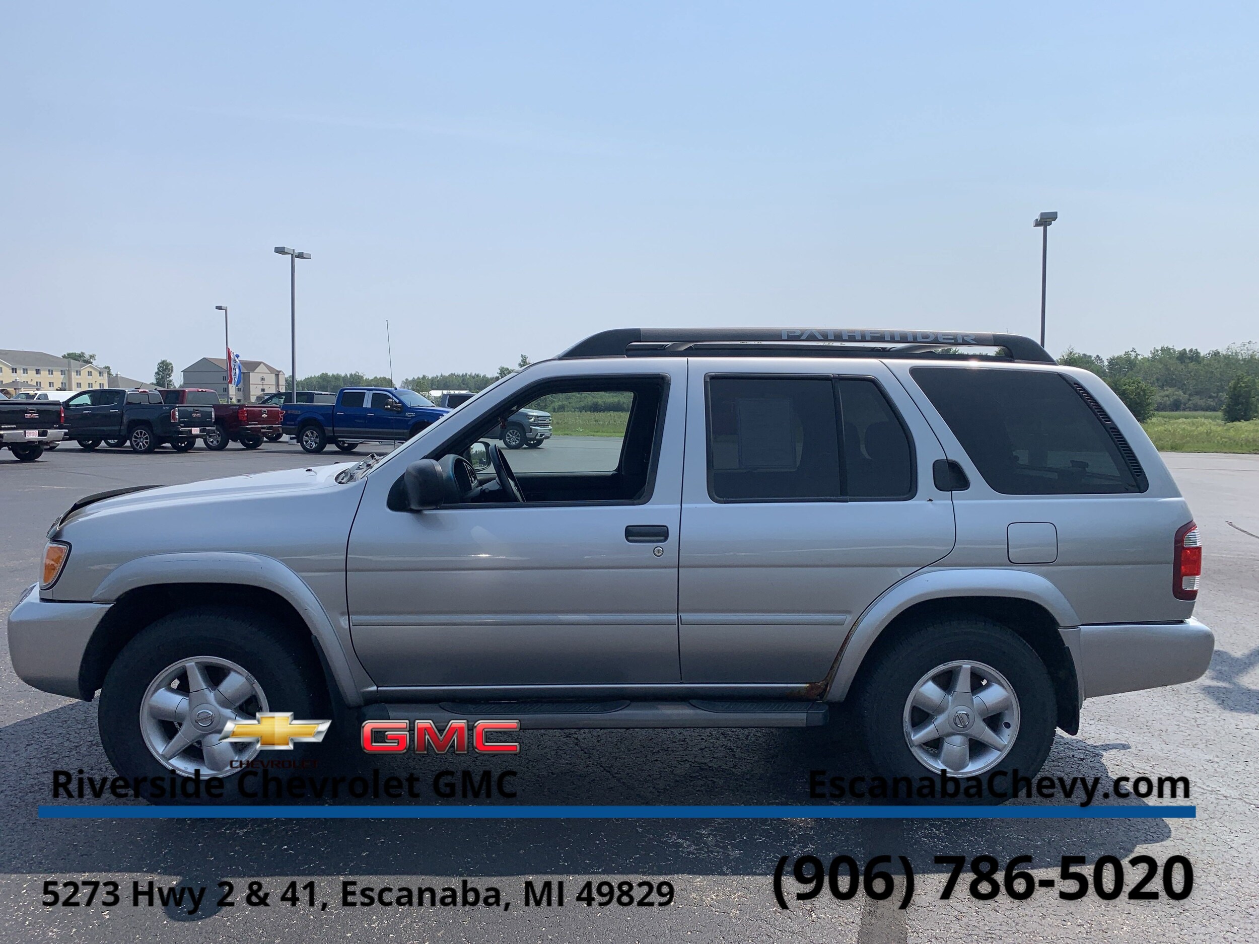 2002 Nissan Pathfinder SE photo 3