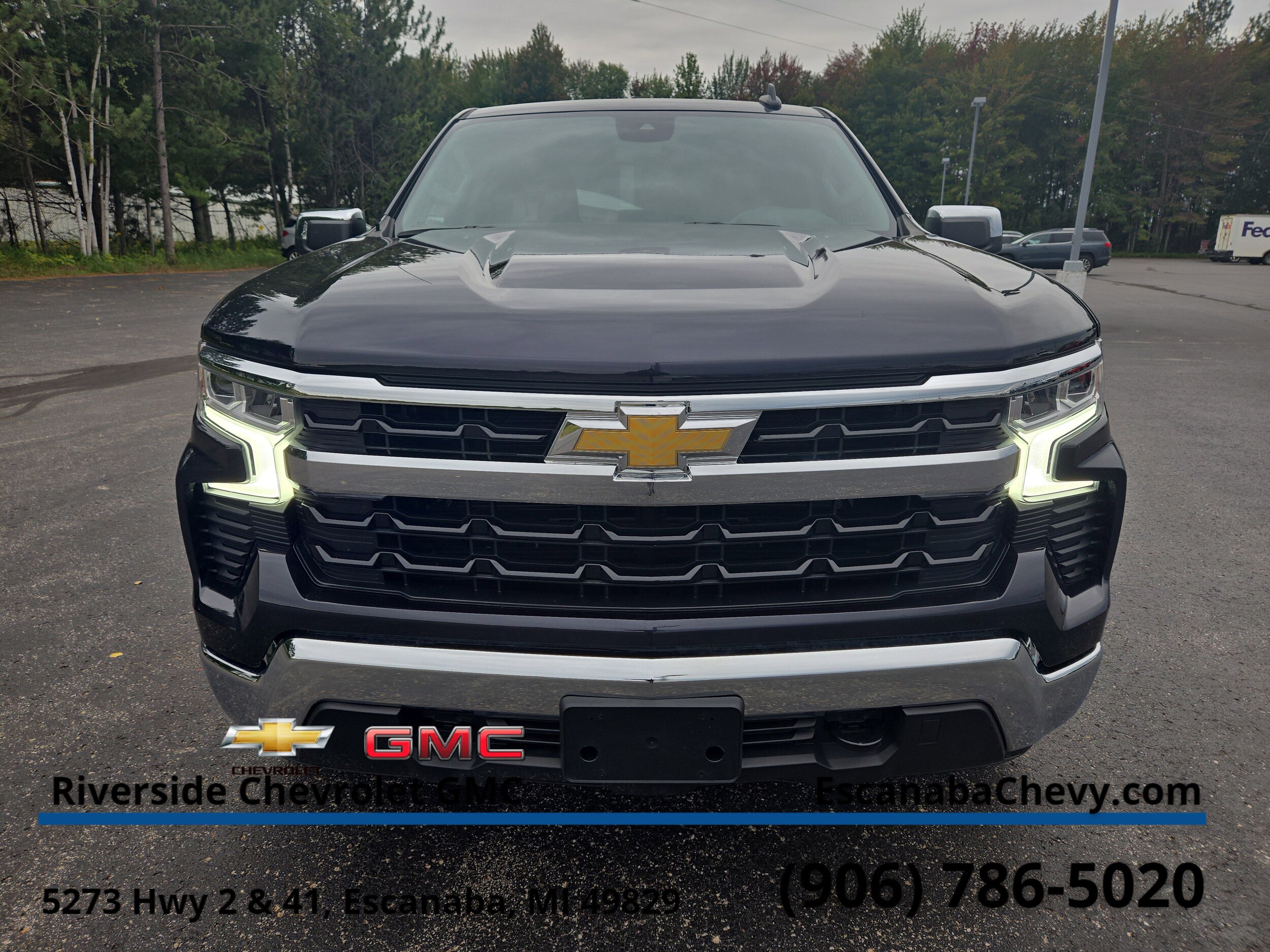 2022 Chevrolet Silverado 1500 LT photo 2