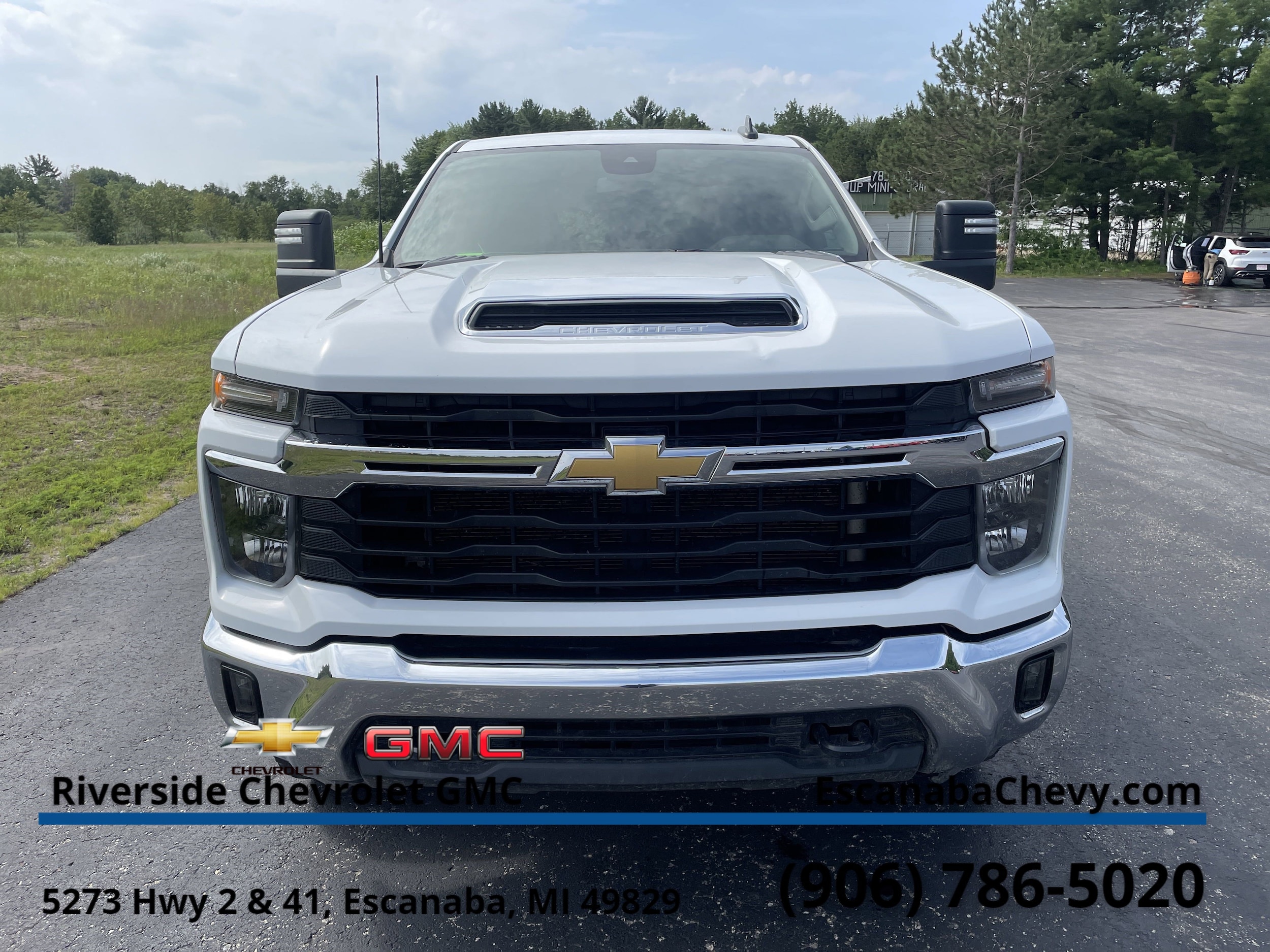 2024 Chevrolet Silverado 2500HD LT photo 2