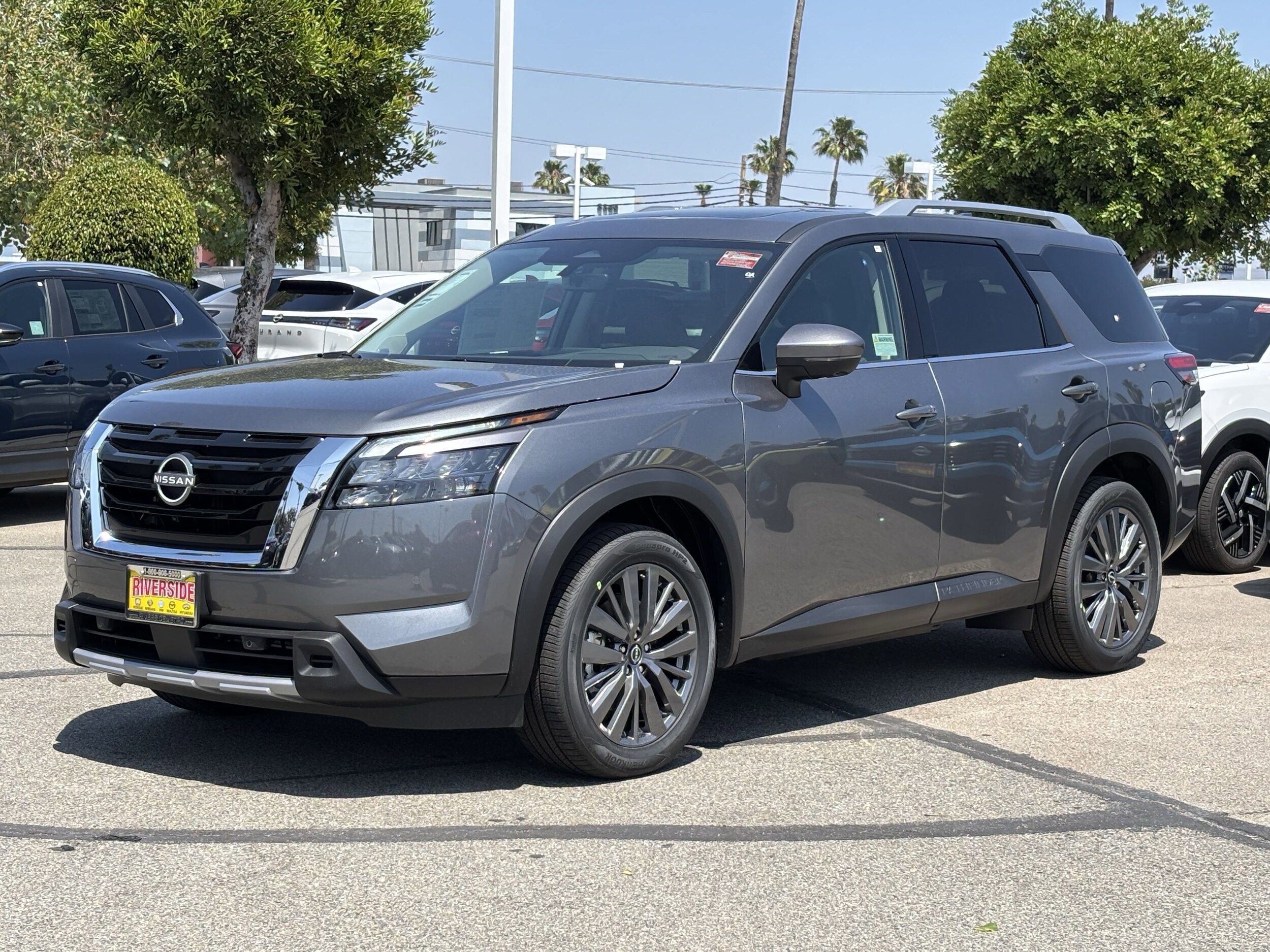 2025 Nissan Pathfinder SL photo 2