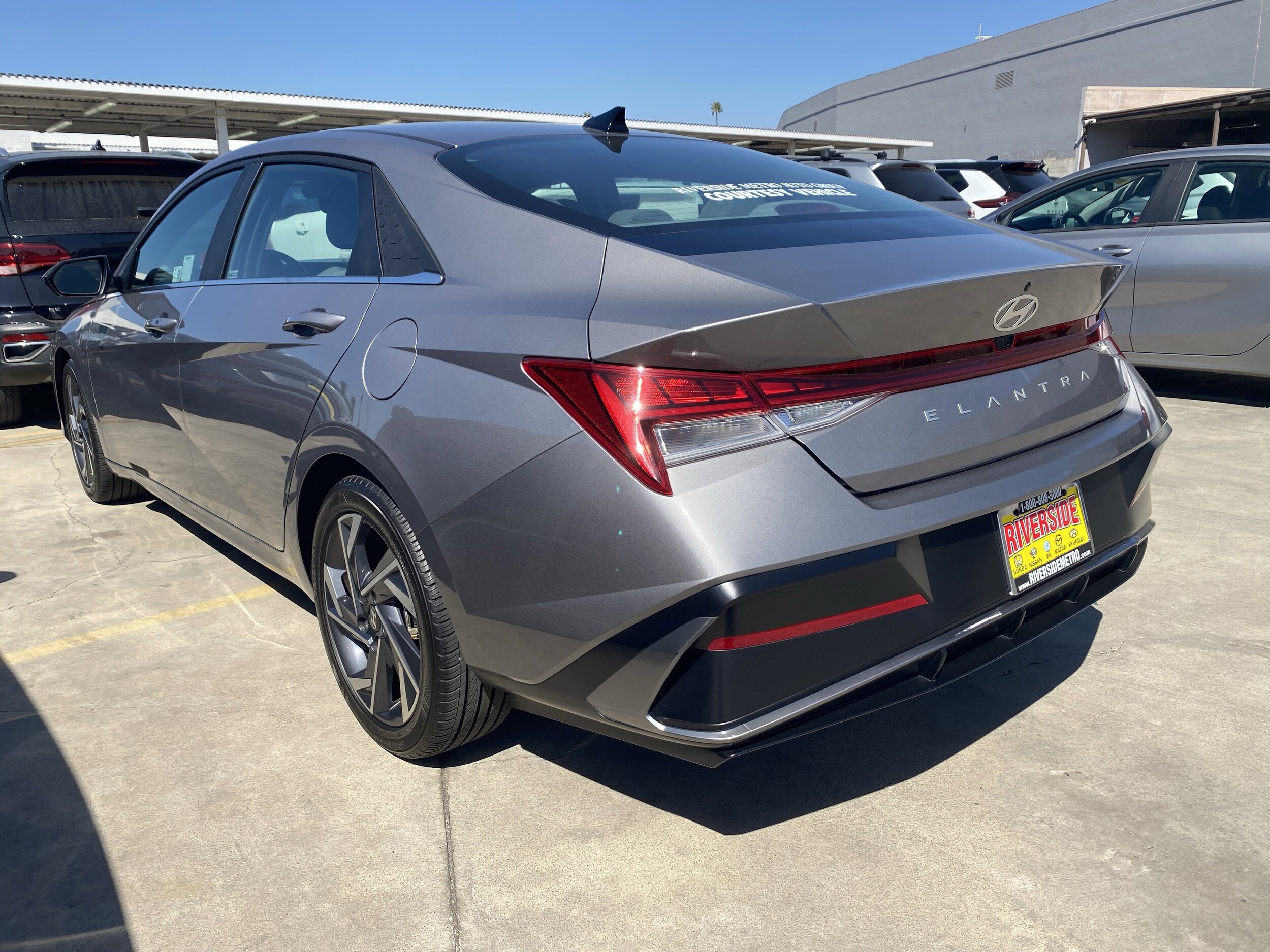 2024 Hyundai Elantra SEL Convenience photo 2