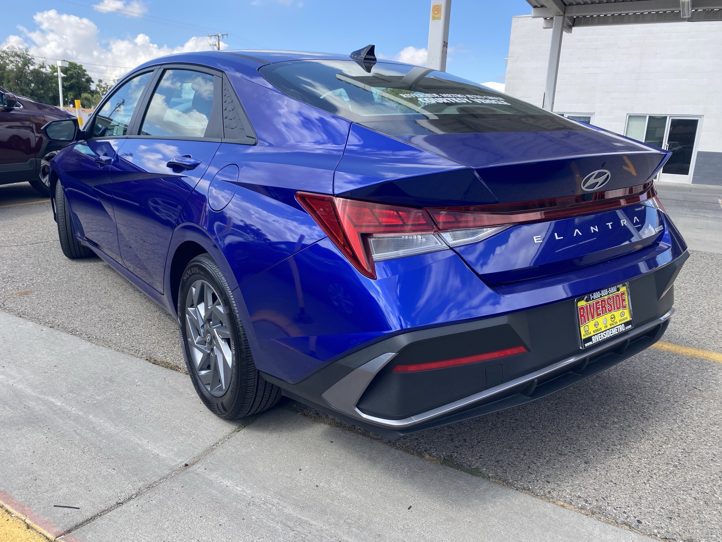 2024 Hyundai Elantra Hybrid Blue photo 2