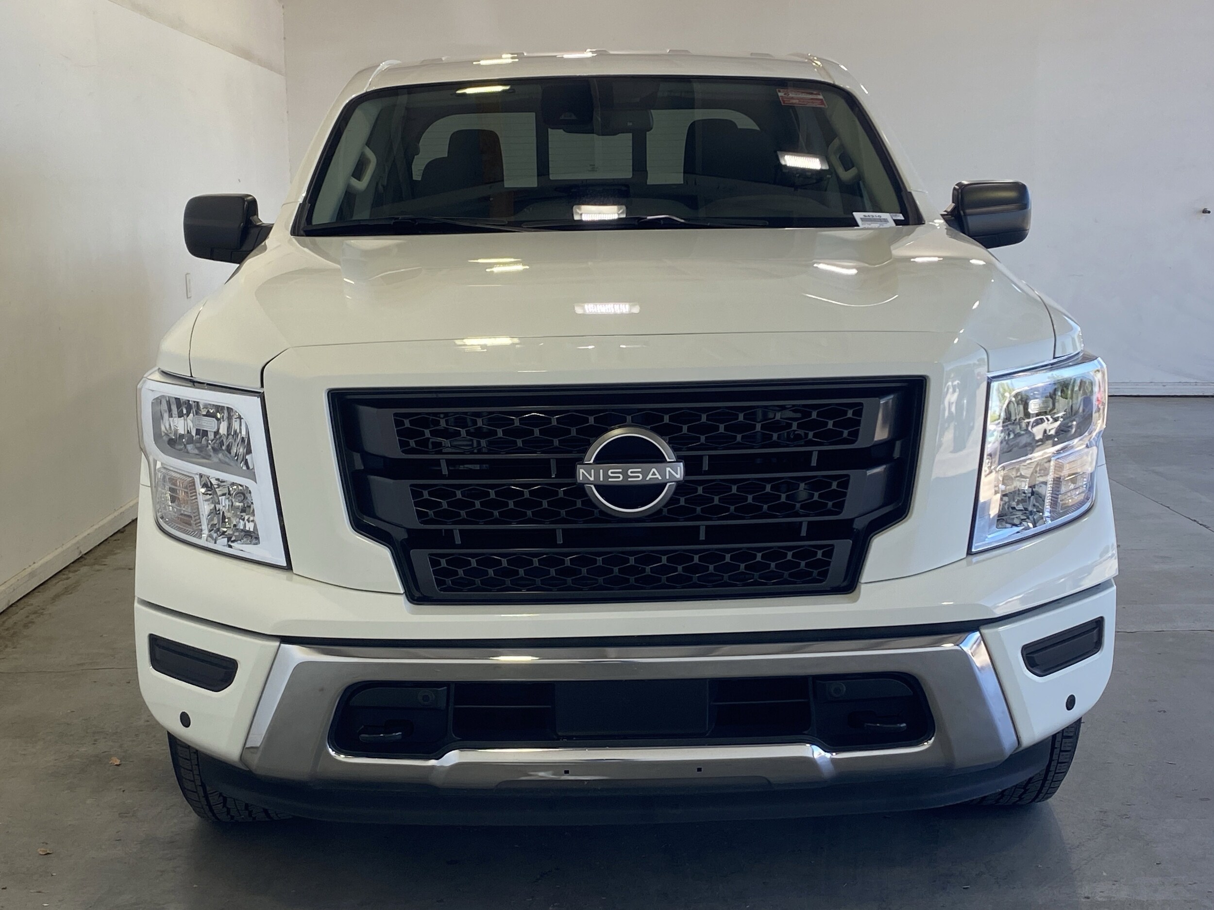 2024 Nissan Titan SV Crew Cab photo 2