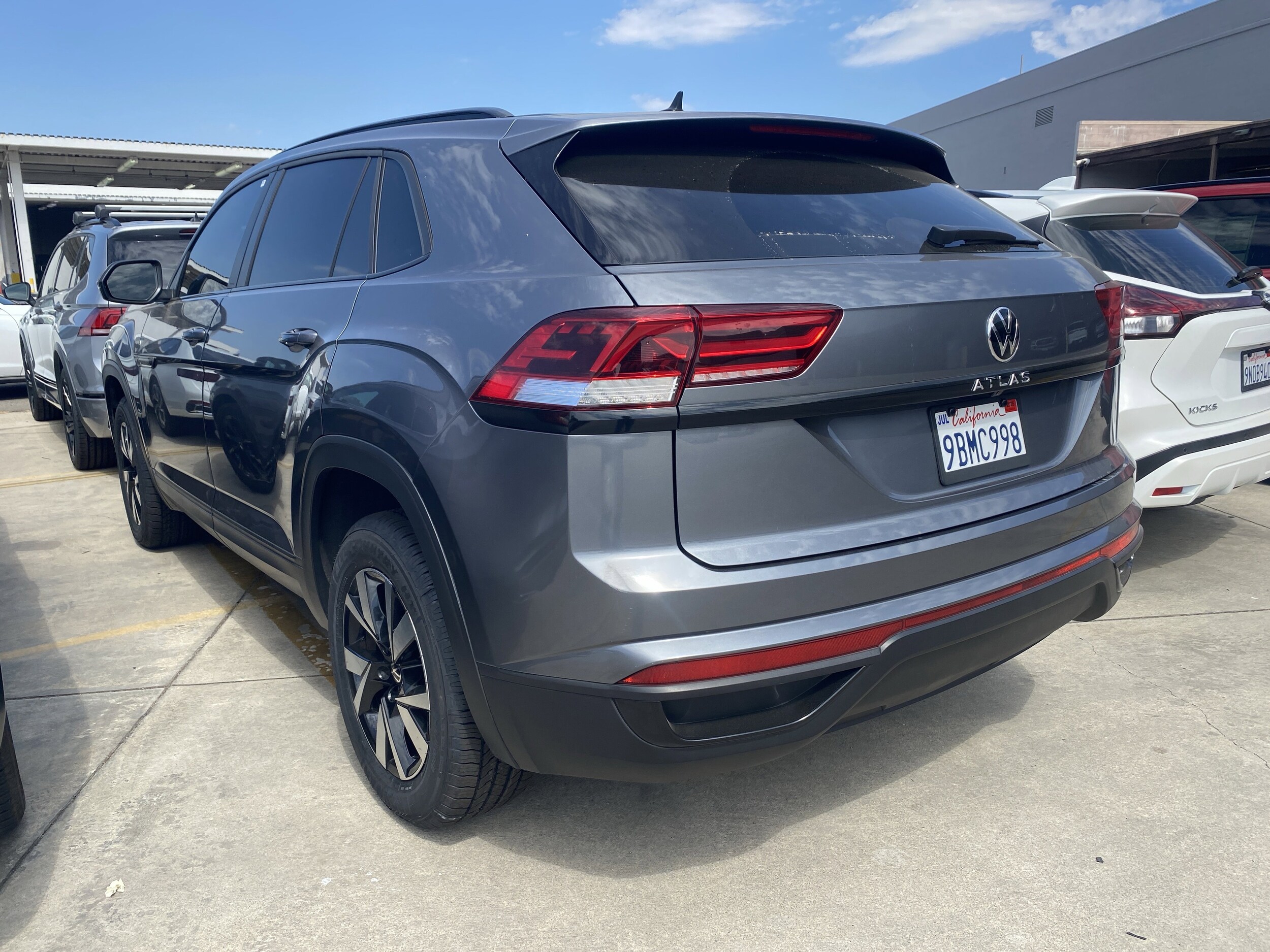 2022 Volkswagen Atlas Cross Sport SE photo 2