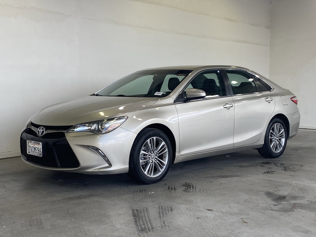 Used 2017 Toyota Camry SE Sedan