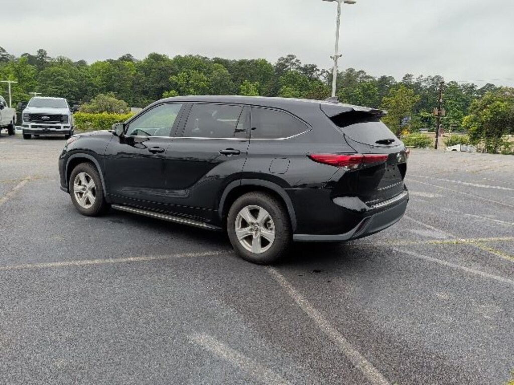 Used 2022 Toyota Highlander LE SUV