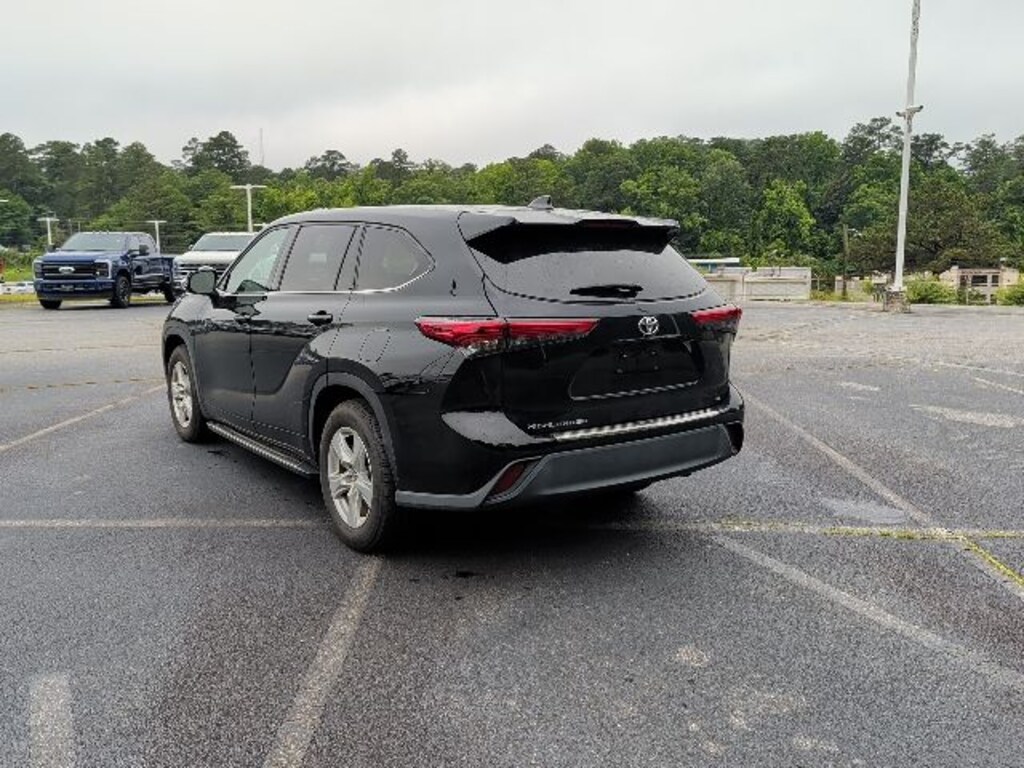 Used 2022 Toyota Highlander LE SUV
