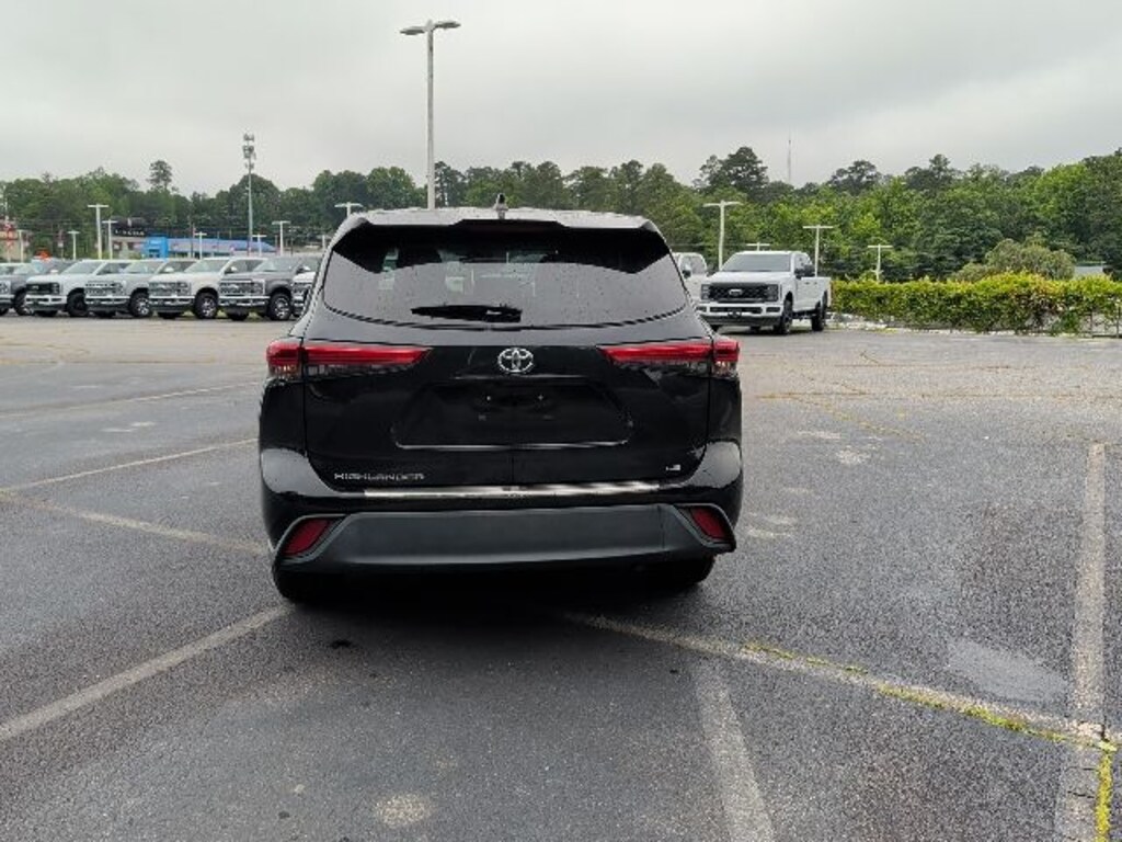 Used 2022 Toyota Highlander LE SUV