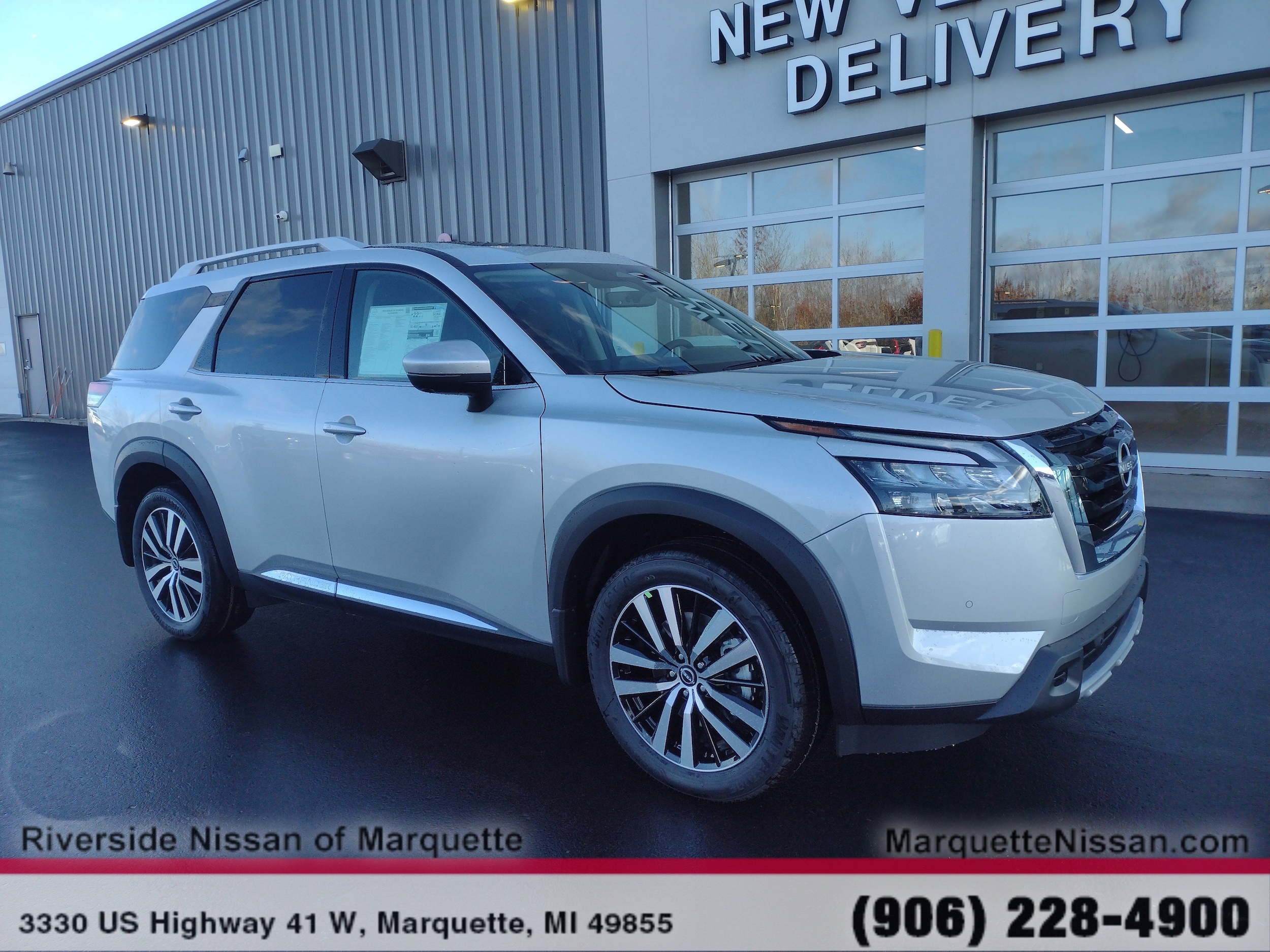 2025 Nissan Pathfinder Platinum's photo