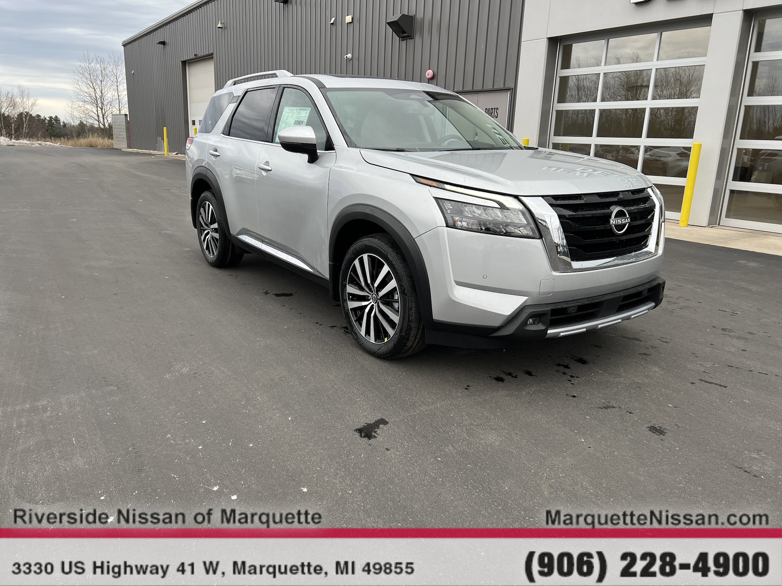 2025 Nissan Pathfinder Platinum's photo