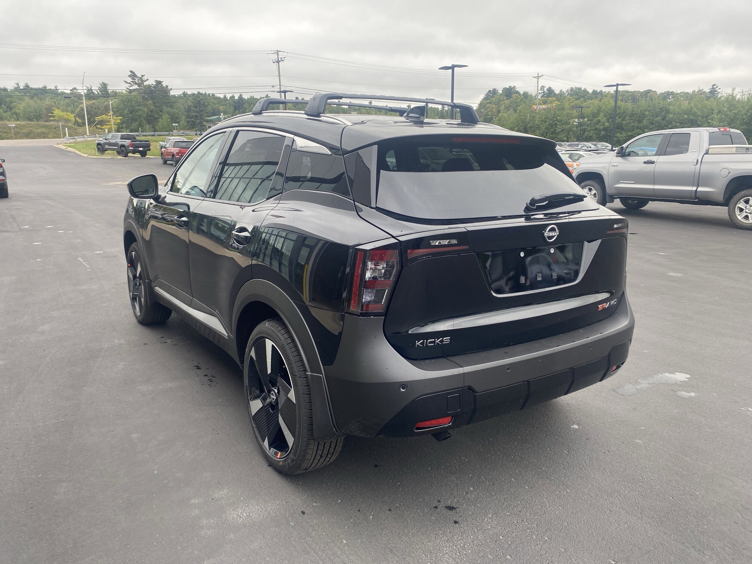 2026 Nissan Kicks SR photo 3