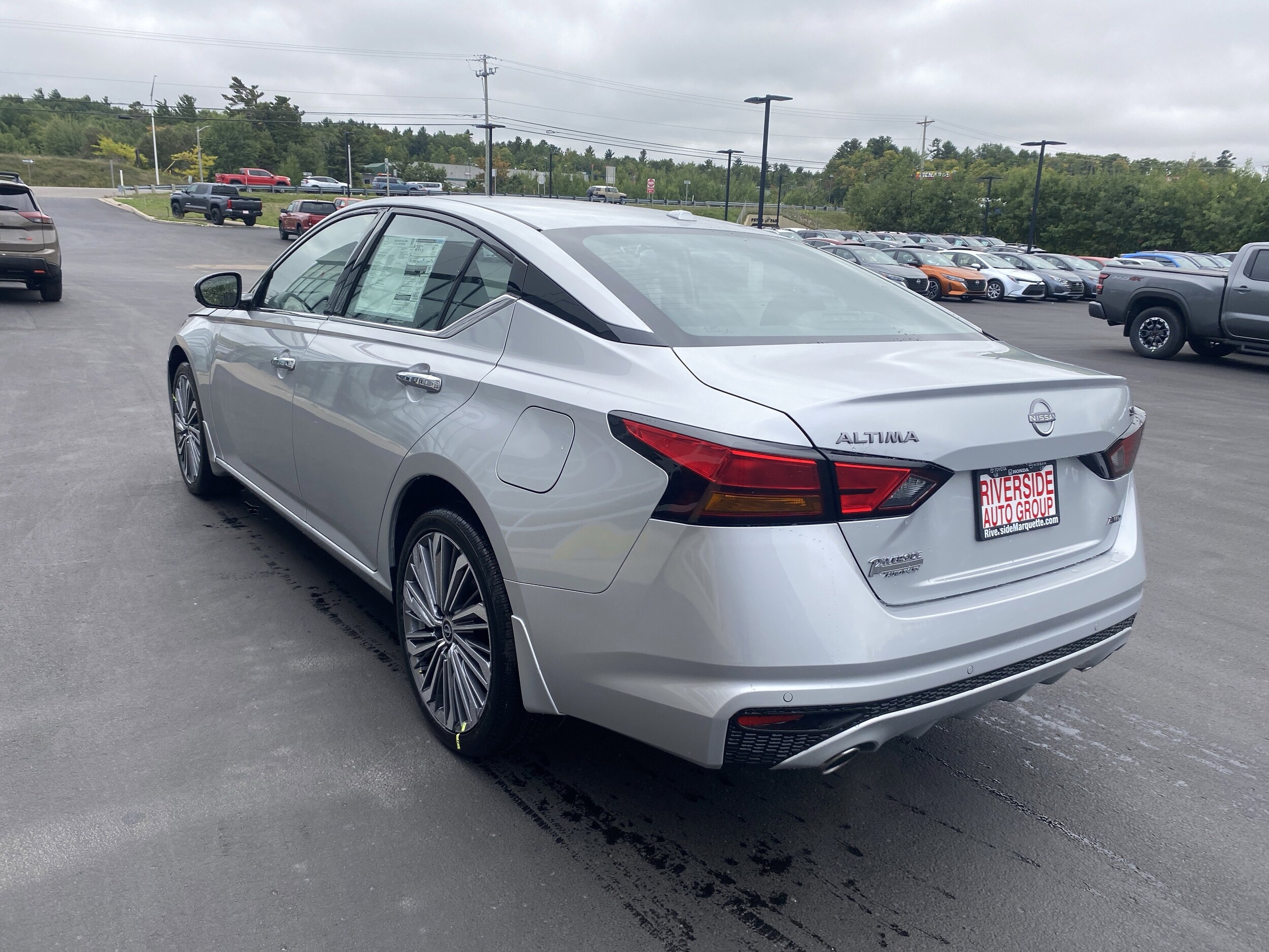 2025 Nissan Altima SL photo 2