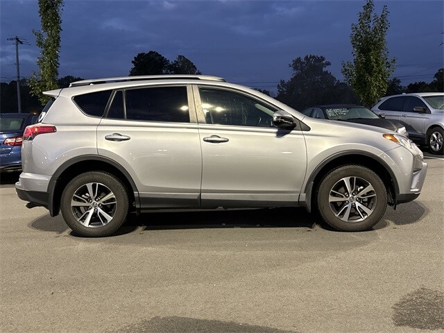 2018 Toyota RAV4 XLE photo 2