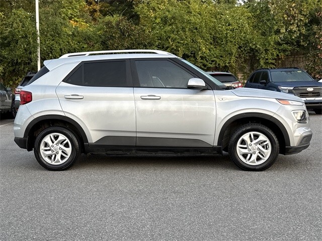 2020 Hyundai Venue SEL photo 2