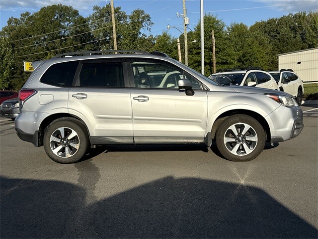 2018 Subaru Forester 2.5i Premium photo 2