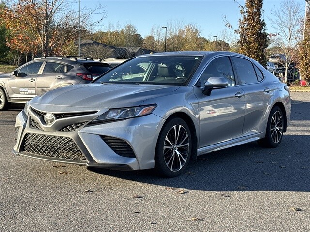 2019 Toyota Camry SE photo 3