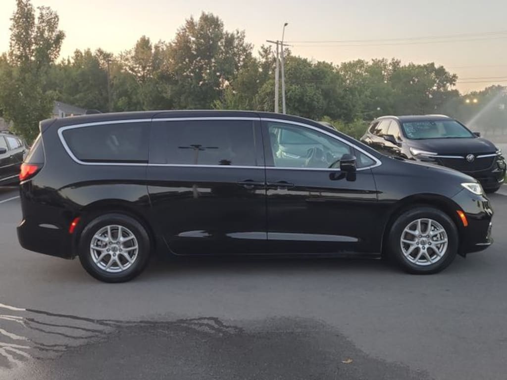 Used 2024 Chrysler Pacifica Touring L Minivan/Van