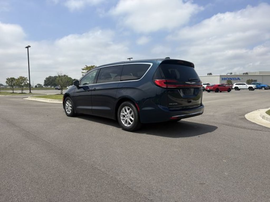 Used 2023 Chrysler Pacifica Touring L Minivan/Van