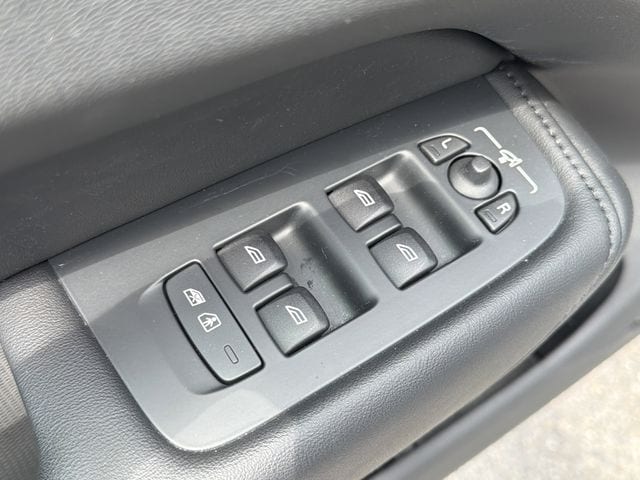 2023 Volvo XC60 Plus - Photo 17