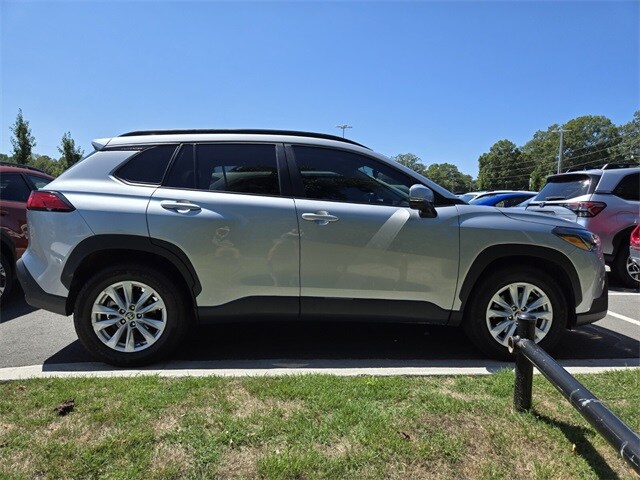 2022 Toyota Corolla Cross LE photo 2
