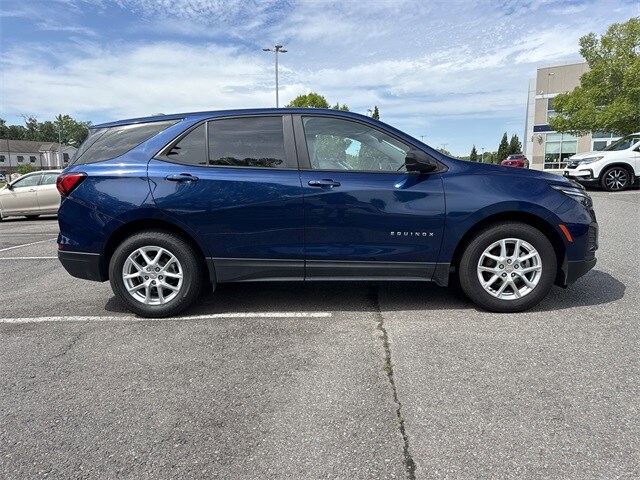 2022 Chevrolet Equinox LS photo 2