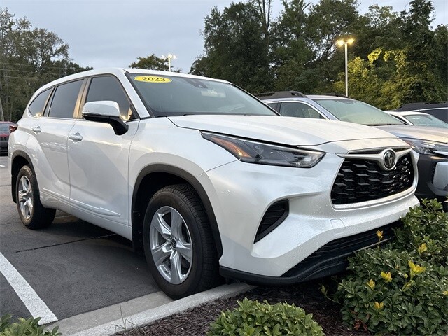 2023 Toyota Highlander L photo 3