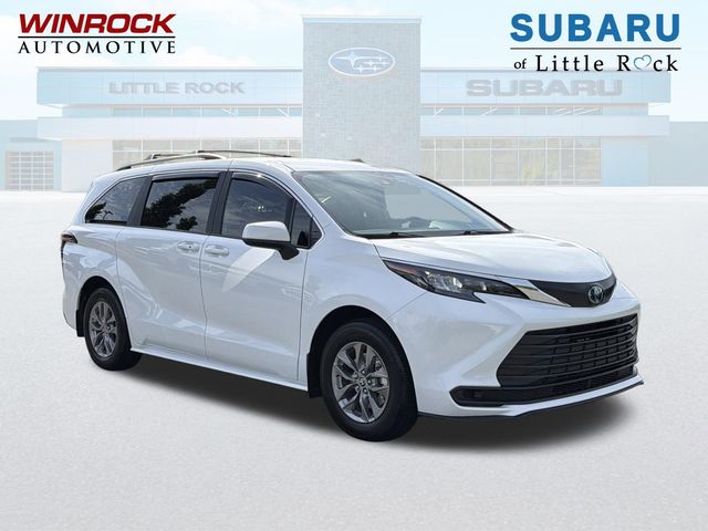 2025 Toyota Sienna LE 8-Passenger Hybrid FWD's photo