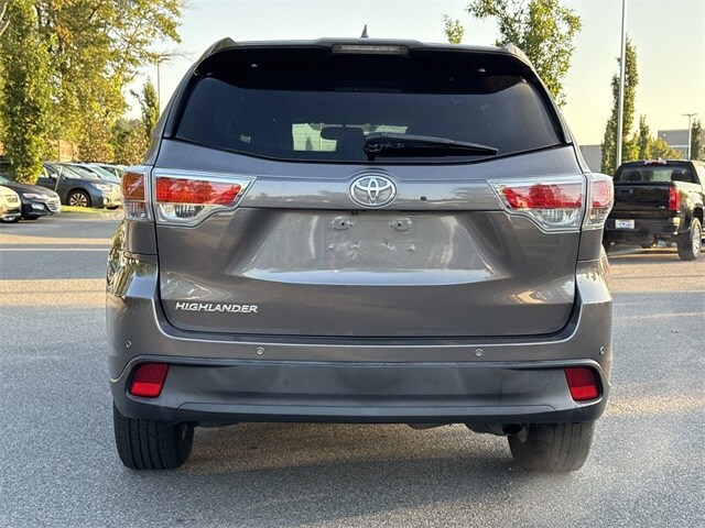 2016 Toyota Highlander LE Plus photo 3