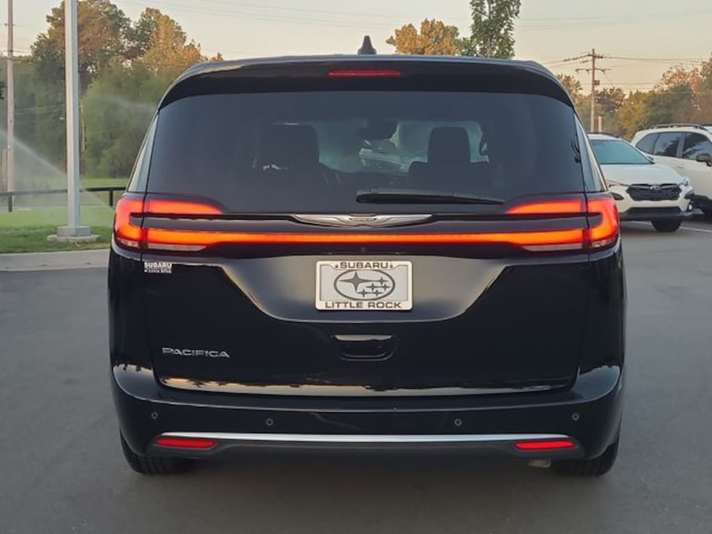Used 2024 Chrysler Pacifica Touring L Minivan/Van