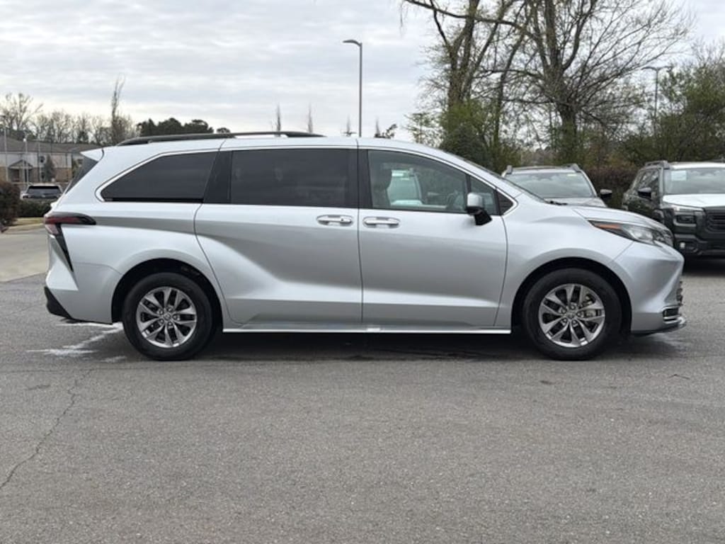 Used 2023 Toyota Sienna XLE Minivan/Van