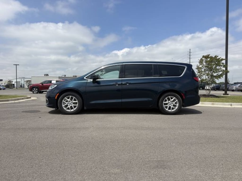 Used 2023 Chrysler Pacifica Touring L Minivan/Van