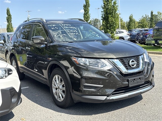 2017 Nissan Rogue SV photo 3