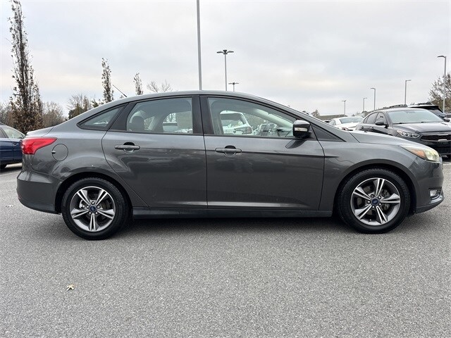2017 Ford Focus SE photo 2