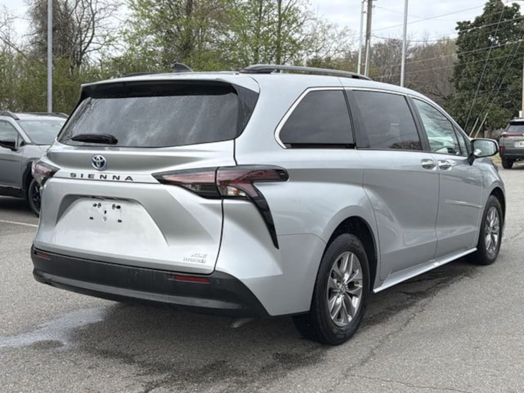 Used 2023 Toyota Sienna XLE Minivan/Van