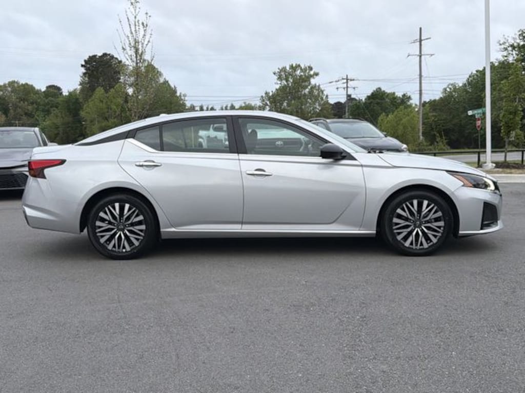 Used 2024 Nissan Altima 2.5 SV Sedan