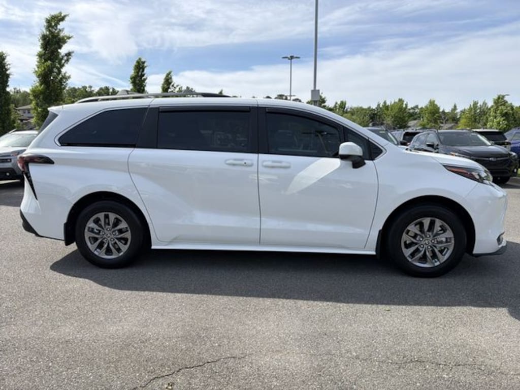 Used 2025 Toyota Sienna LE Minivan/Van