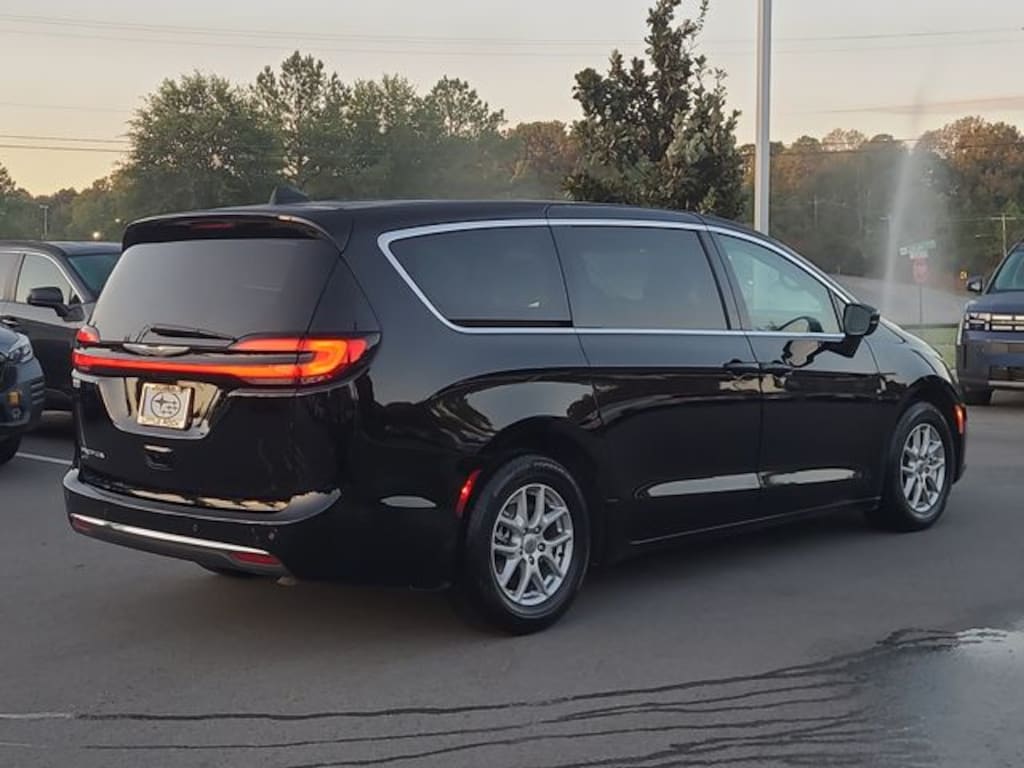 Used 2024 Chrysler Pacifica Touring L Minivan/Van
