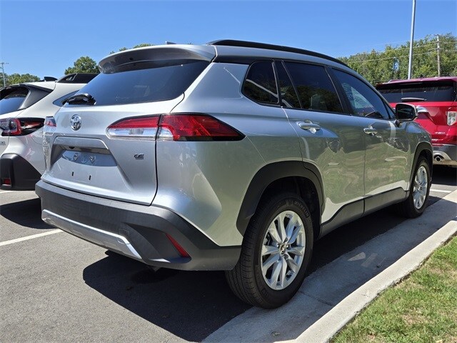2022 Toyota Corolla Cross LE photo 3