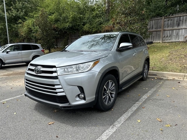 Used 2019 Toyota Highlander XLE with VIN 5TDKZRFH2KS567486 for sale in Little Rock, AR