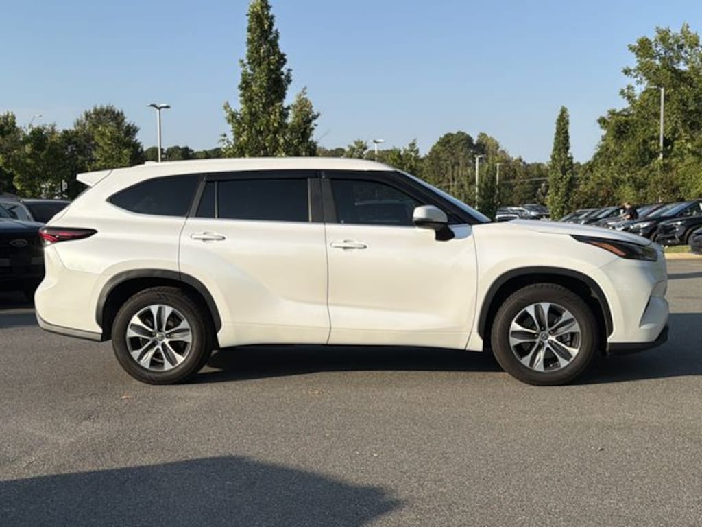 Used 2024 Toyota Highlander Hybrid XLE SUV