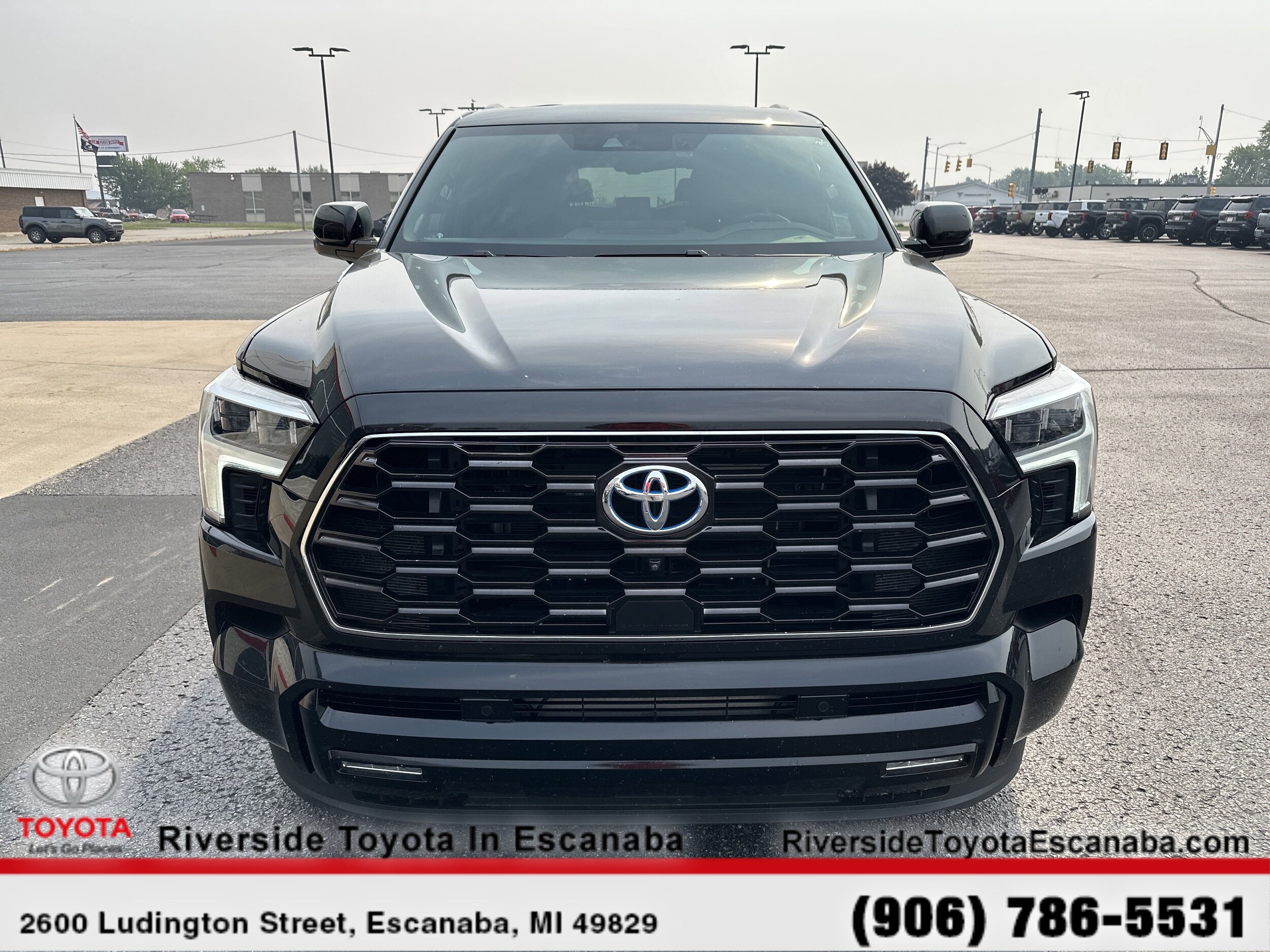 2023 Toyota Sequoia SR5 photo 2
