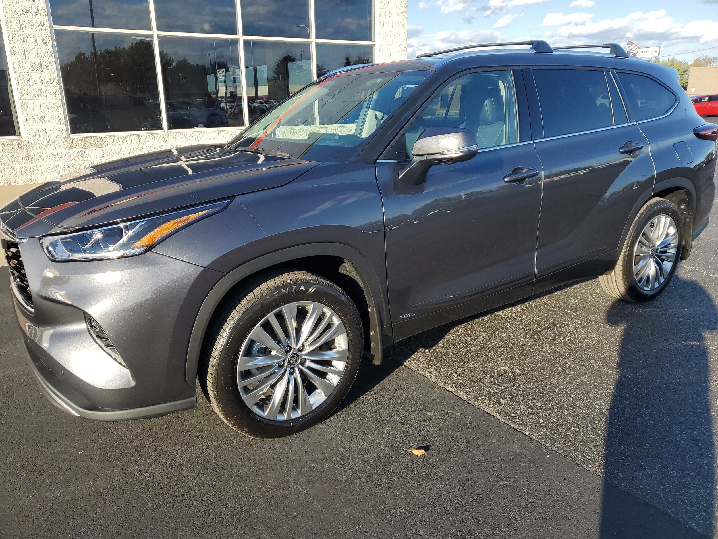 2025 Toyota Highlander Hybrid Platinum photo 2