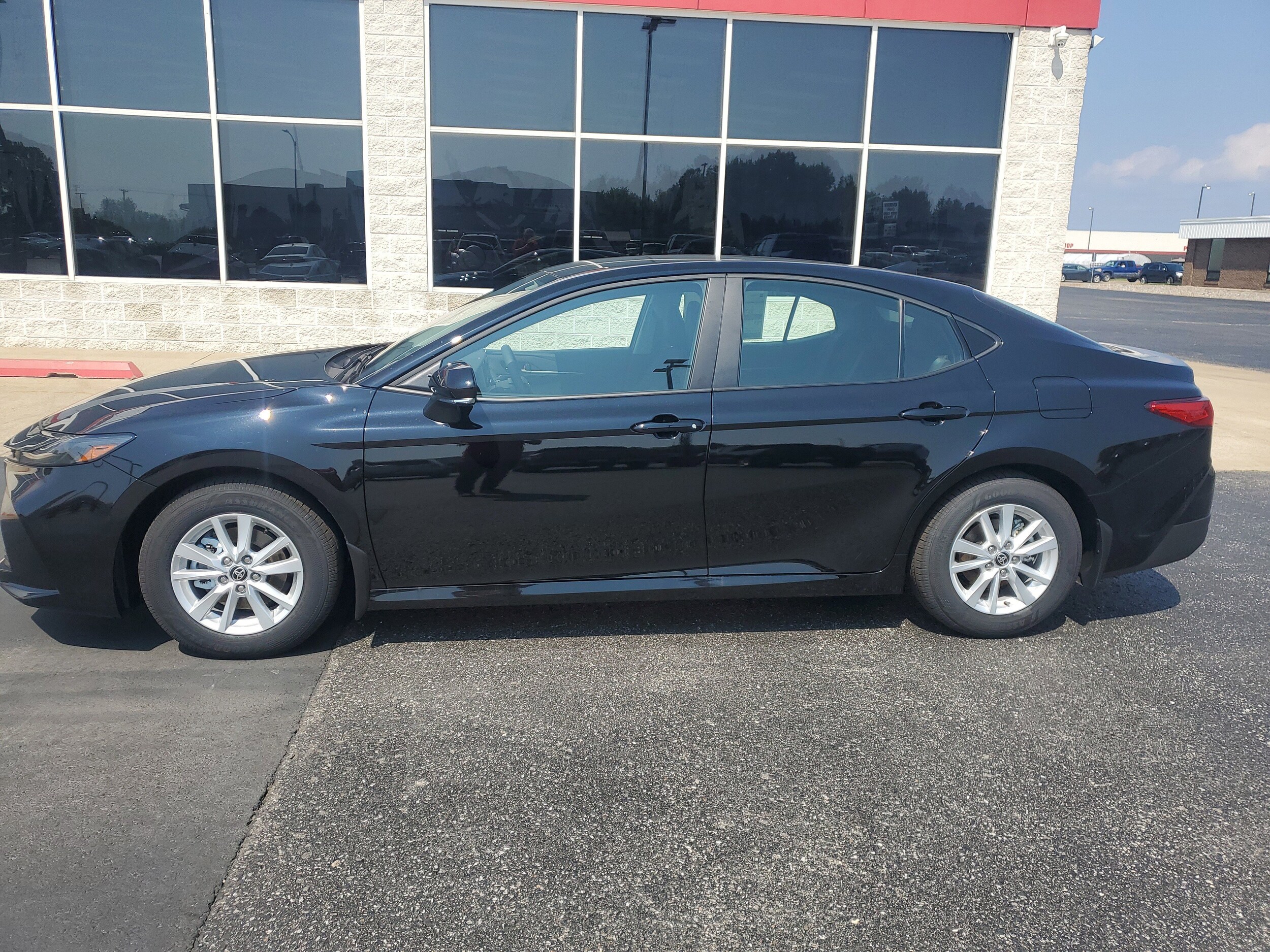 2025 Toyota Camry LE photo 3