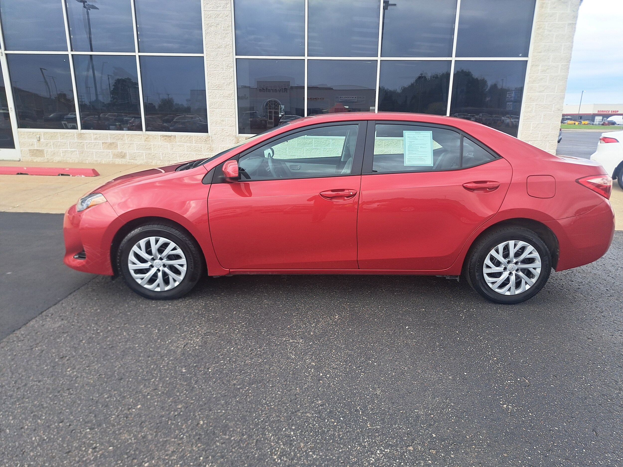 2017 Toyota Corolla LE photo 3