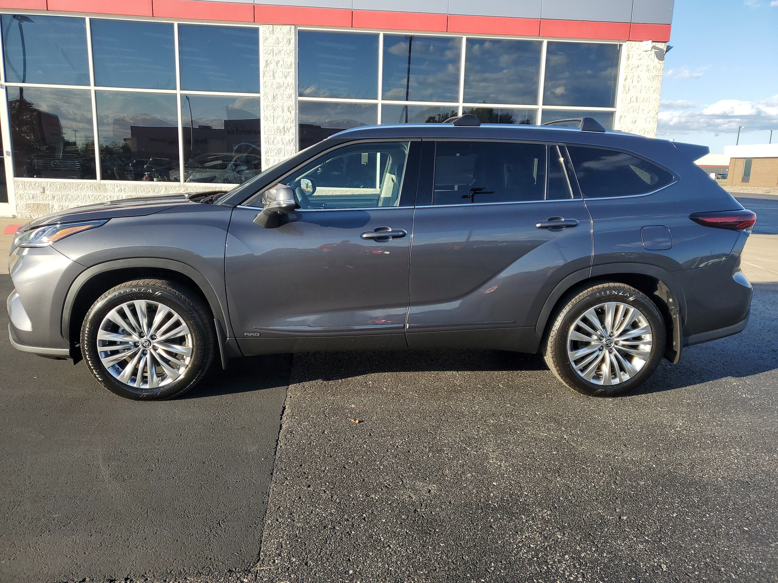 2025 Toyota Highlander Hybrid Platinum photo 3