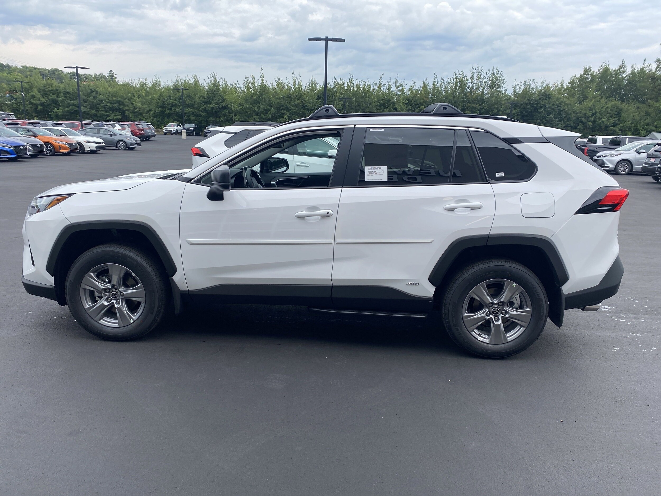 2025 Toyota RAV4 Hybrid LE photo 4