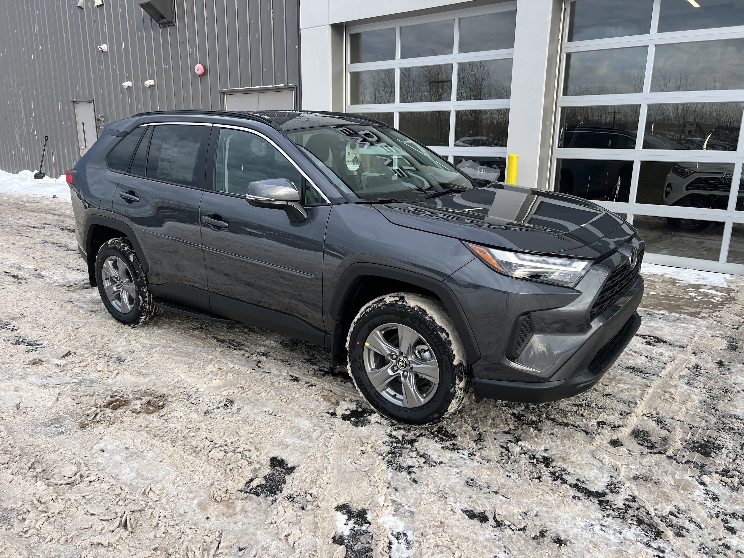 2025 Toyota RAV4 XLE's photo