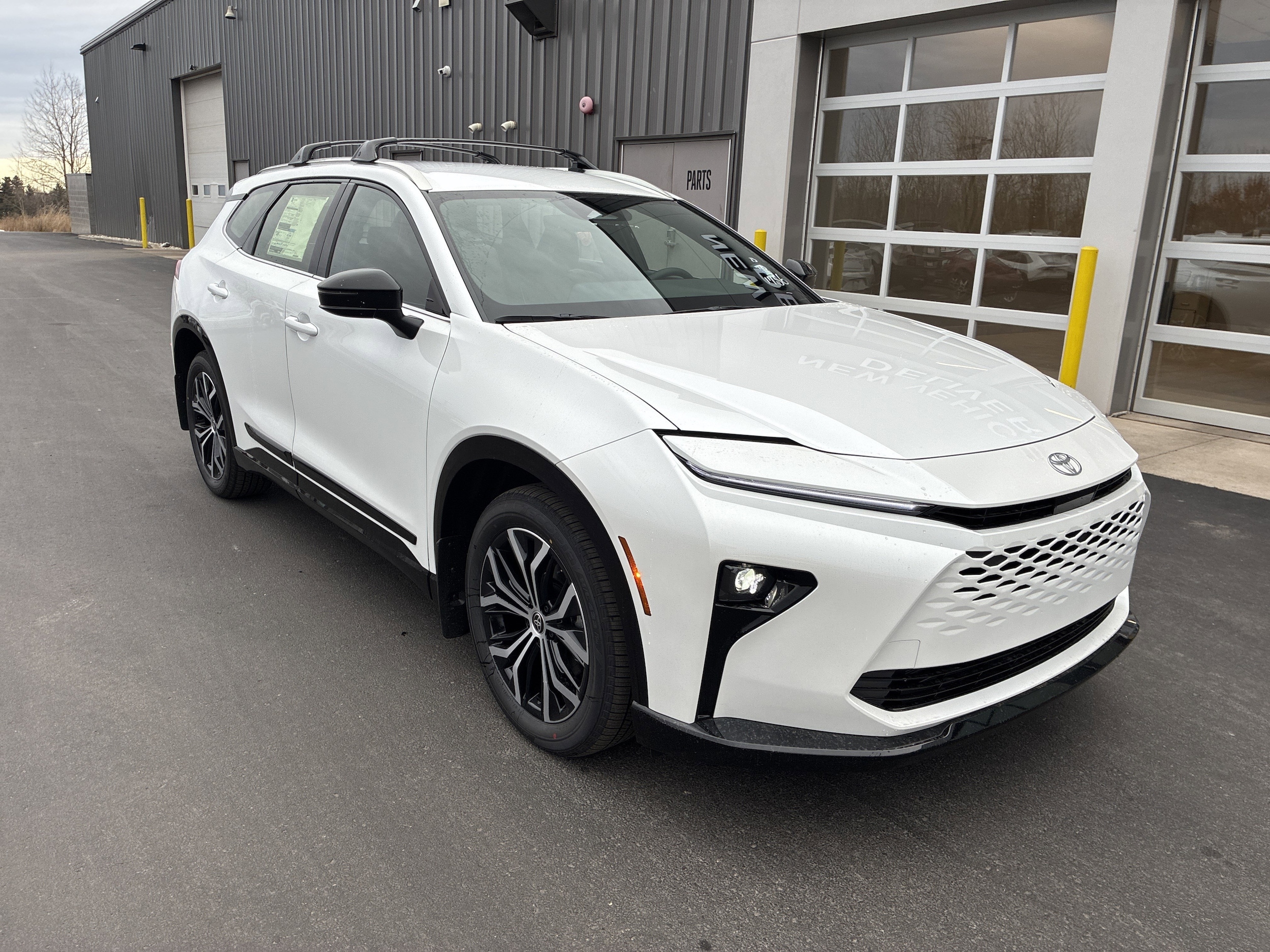 2025 Toyota Crown Signia XLE's photo