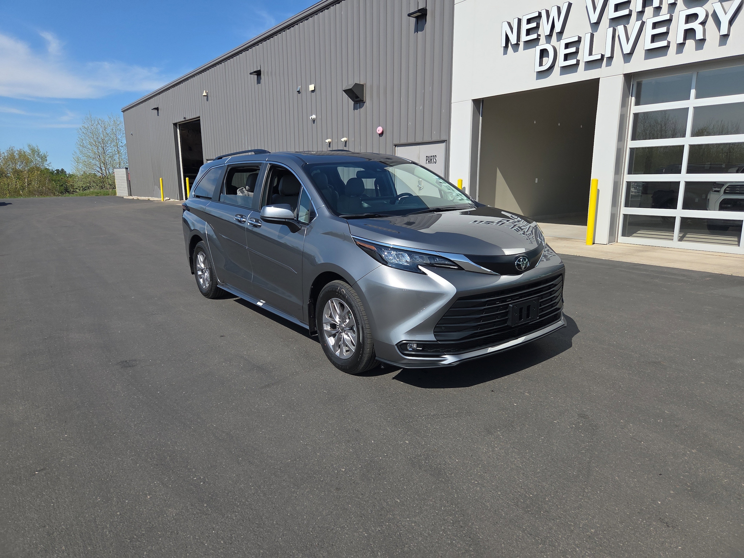 2026 Toyota Sienna XLE 7-Passenger Hybrid AWD's photo