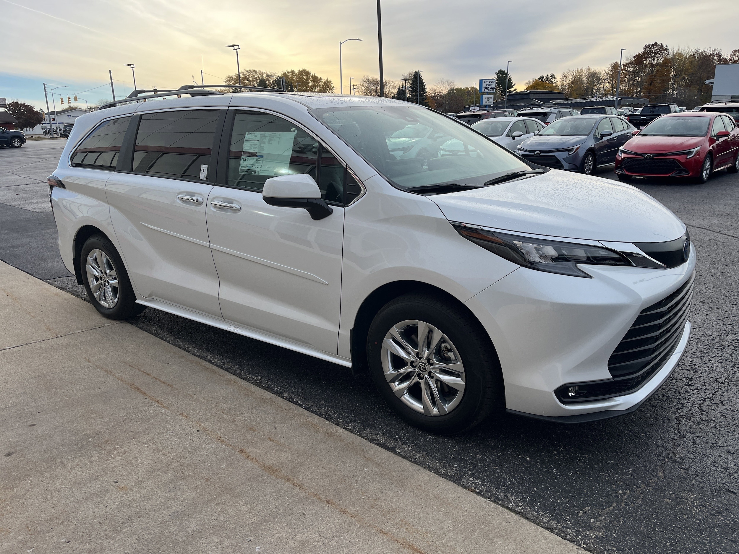 2025 Toyota Sienna XLE's photo